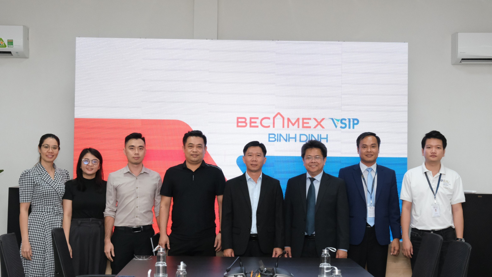 TRƯỜNG ĐH QT MIỀN ĐÔNG PHỐI HỢP VỚI BECAMEX VSIP BÌNH ĐỊNH TRAO TẶNG HỌC BỔNG TOÀN PHẦN CHO HỌC SINH LỚP 12 TỈNH BÌNH ĐỊNH