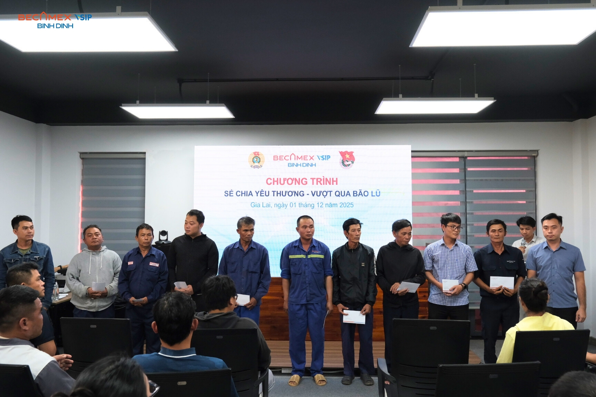 “SẺ CHIA YÊU THƯƠNG – VƯỢT QUA BÃO LŨ” – BECAMEX BÌNH ĐỊNH HỖ TRỢ CÁN BỘ, NHÂN VIÊN CHỊU ẢNH HƯỞNG SAU THIÊN TAI