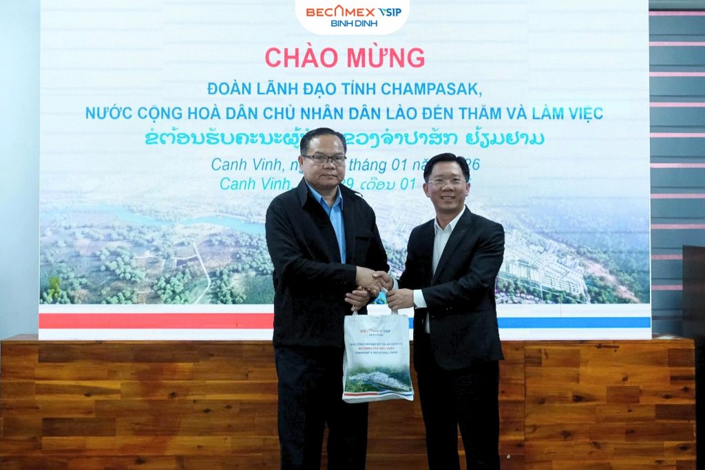 ĐOÀN ĐẠI BIỂU TỈNH CHAMPASAK (CHDCND LÀO) THĂM VÀ LÀM VIỆC TẠI KHU CÔNG NGHIỆP BECAMEX VSIP BÌNH ĐỊNH 3 Becamex Bình Định 17 1 Becamex Bình Định